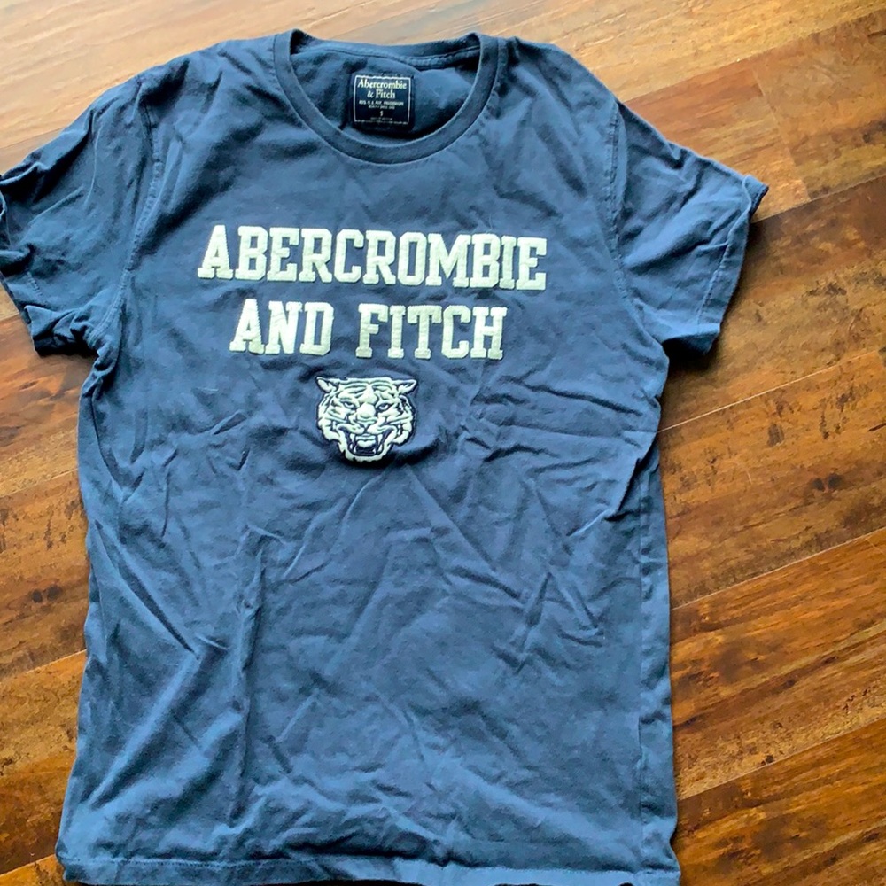 Men’s navy Abercrombie tee